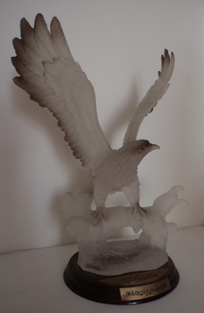 تندیس یادبود انجمن خلبانان که به دیدهبان یادگارهای فرهنگی و طبیعی ایران اهدا شد تندیس یادبود انجمن خلبانان که به دیدهبان یادگارهای فرهنگی و طبیعی ایران اهدا شد